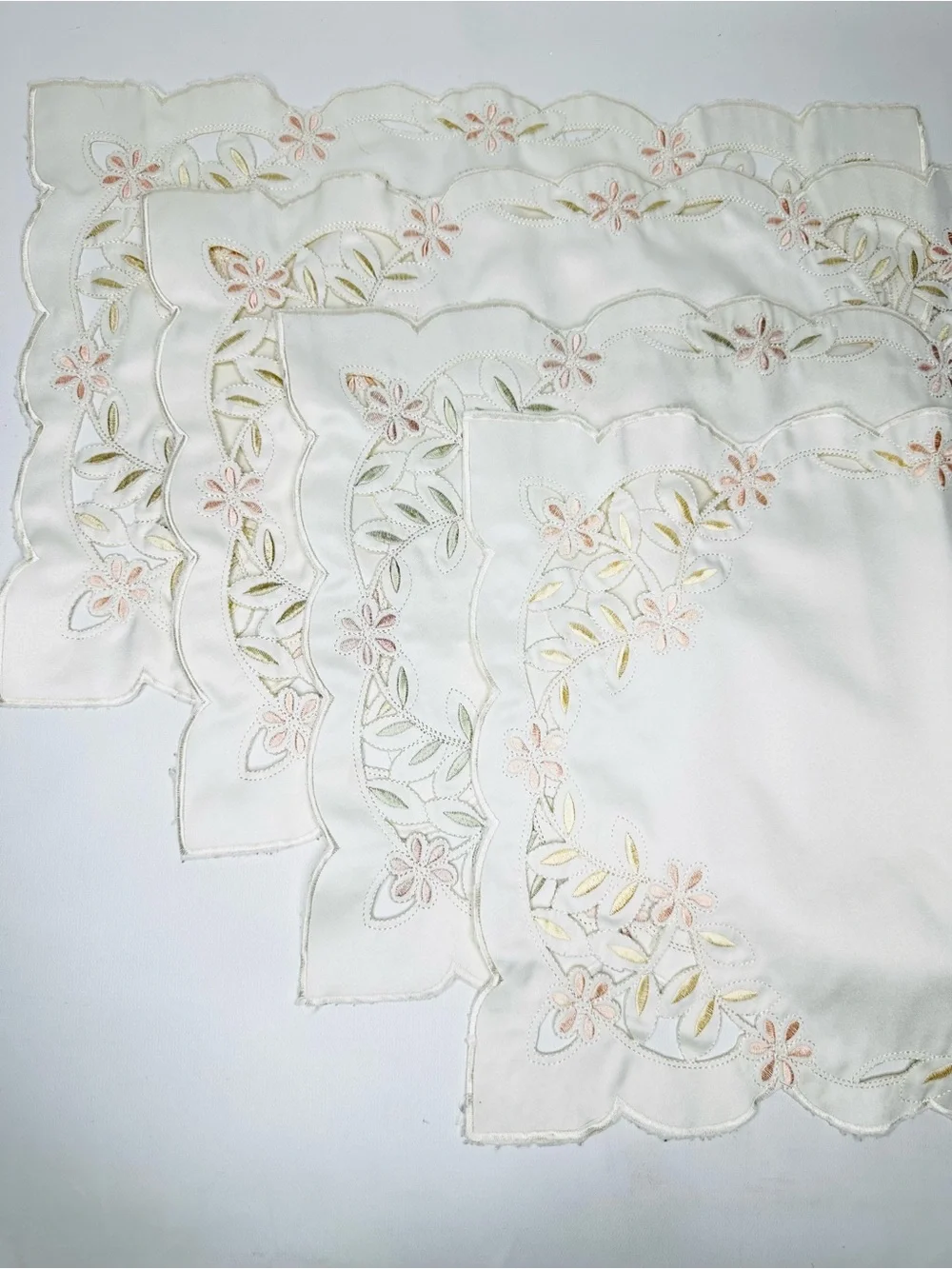 Vintage Set of 4 Embroidered Cutwork Floral Placemats Scalloped Cottagecore